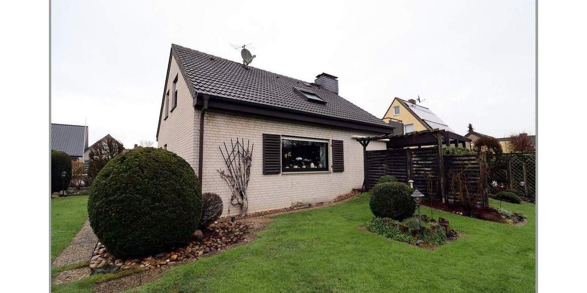 Sehr gepflegtes, unterkellertes Einfamilienhaus mit 3 Garagen 4 zimmer