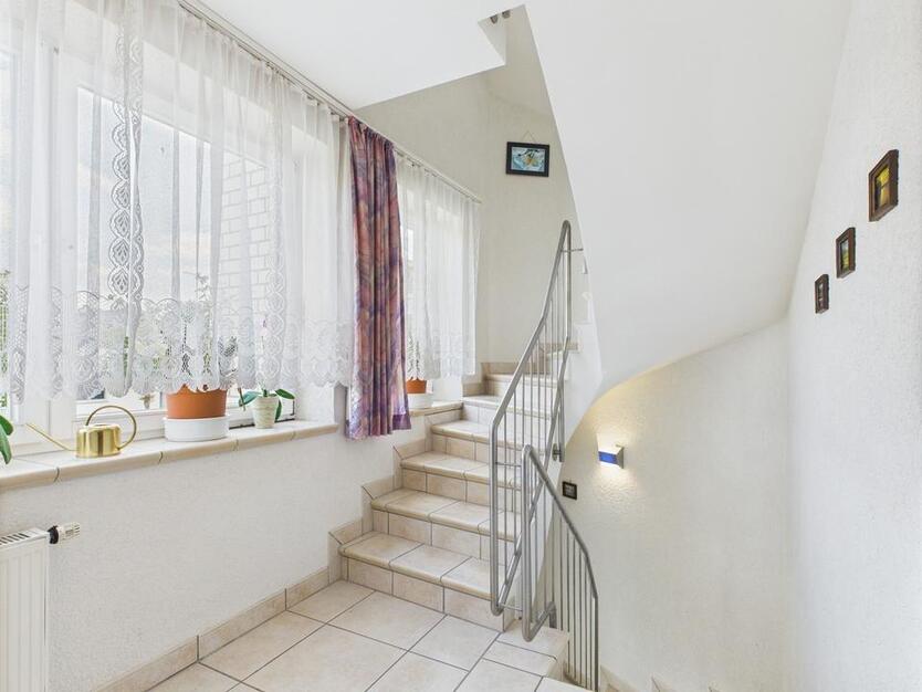 Großes Einfamilienhaus mit Doppelgarage in toller Lage von Bad Lippspringe zum mieten