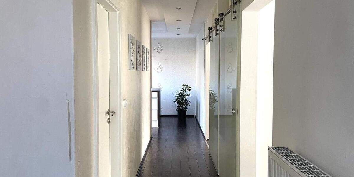 Geschmackvoll teilsanierte DHH mit schönem Garten und Doppelgarage 4 zimmer