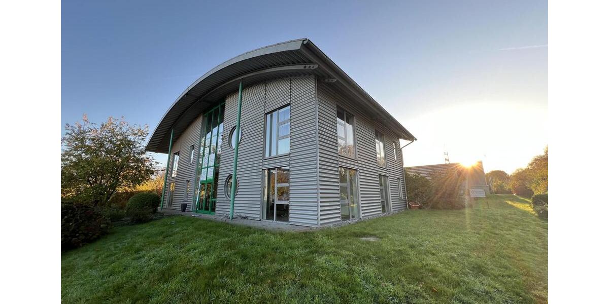 Repräsentatives Bürogebäude mit außergewöhnlichem Design zimmer