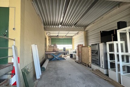 Lagerhalle mit überdachter Ladezone und großem Außenbereich. zimmer