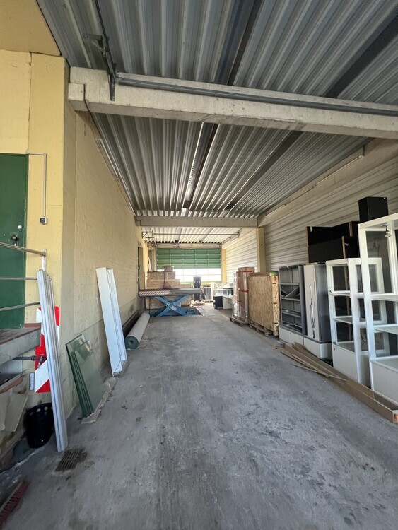 Lagerhalle mit überdachter Ladezone und großem Außenbereich. zimmer