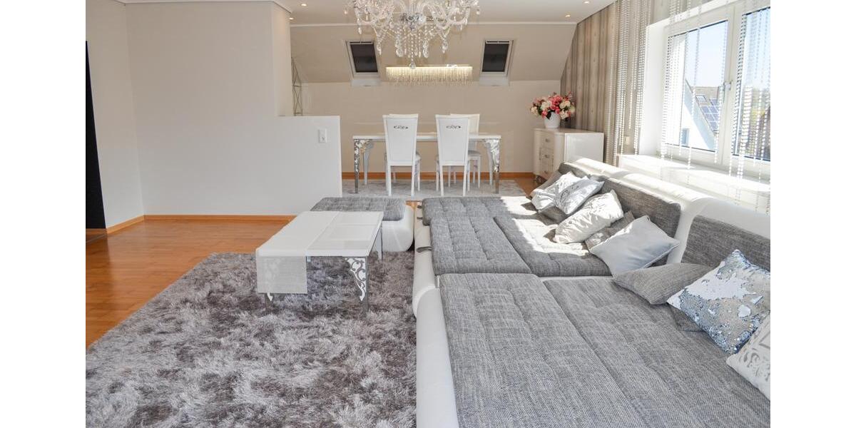 Helle Dachgeschosswohnung mit 88 m², Loggia & Parkplatz – Ihr neues Zuhause! 2.5 zimmer