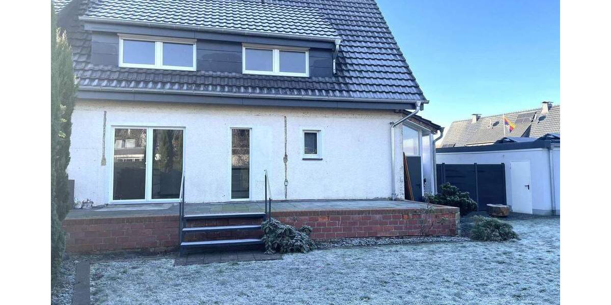 Geschmackvoll teilsanierte DHH mit schönem Garten und Doppelgarage 4 zimmer