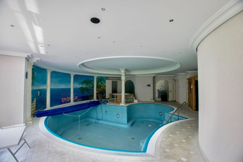 Provisionsfrei* Luxus-Villa mit einzigartigem diskretem parkähnlichem Anwesen von privat! 14 zimmer