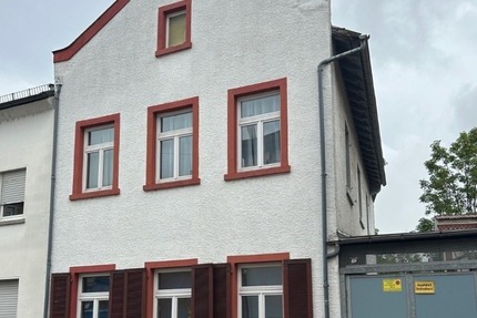 Stadthaus in Frankfurt-Fechenheim mit 2 Wohnungen zum Verkauf angeboten
