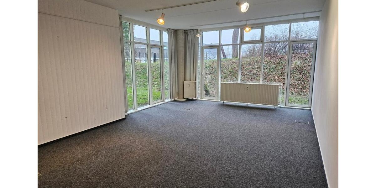 GILDE-Zentrum Detmold: 39 m² im Erdgeschoss mit Über-Eck-Fenster und Blick ins Grüne zimmer