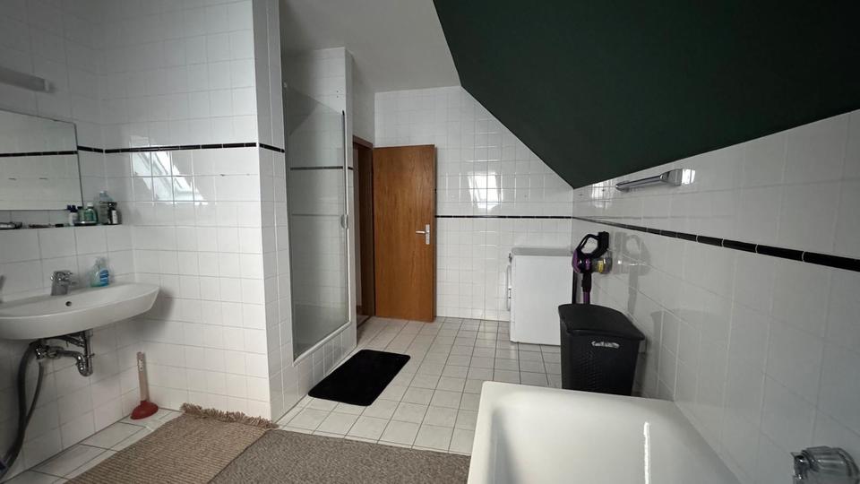 Dachgeschoßwohnung Bünde - 3 Zimmer, 122 m&sup2;, 850&euro; | Angebot:26603567