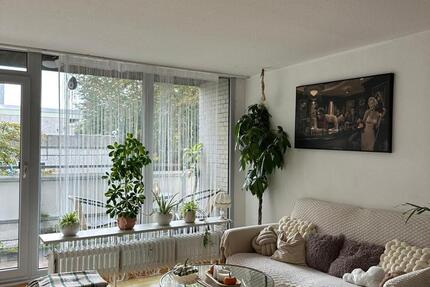 Helle Mietwohnung Dachgeschosswohnung mit großer Balkonfläche zimmer