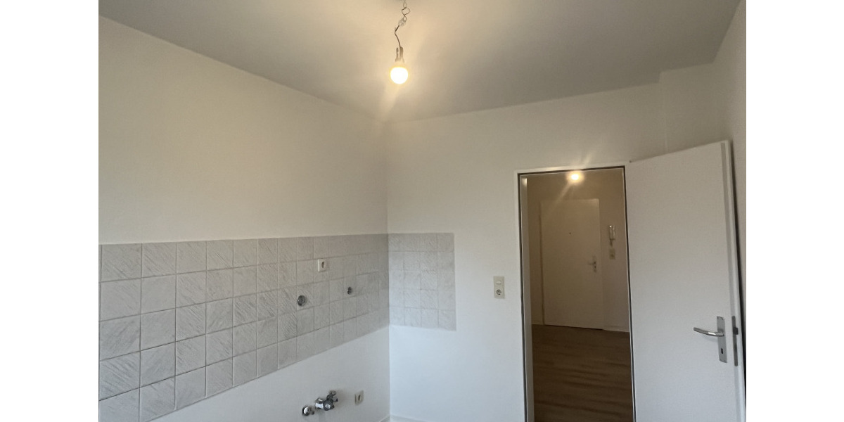 !!Schnell sein!! *Frisch renoviert* Helle 2-Zimmerwohnung mit BALKON**im ERDGESCHOSS 2 zimmer