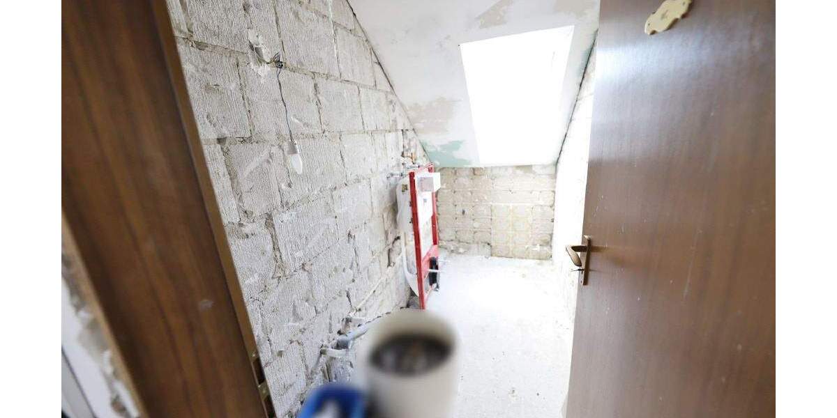 == Hier haben Sie das ganze Dachgeschoss für sich! Renovierte ETW in Lipperreihe == 3 zimmer