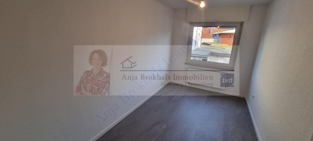 Modernisiert, zentral, ruhig, kl. Garage, 3- bis 4-Zimmer mit Balkon, Obergeschoss in einem Zweifamilienhaus 4 zimmer