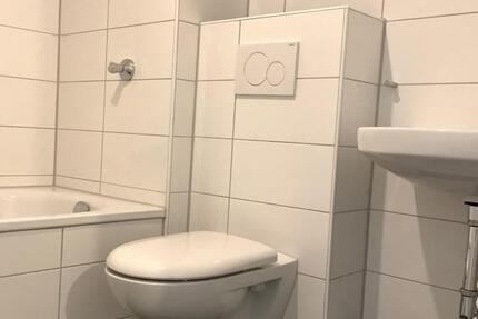 Teilsanierte und helle 3 Zimmer-Wohnung mit Balkon zimmer