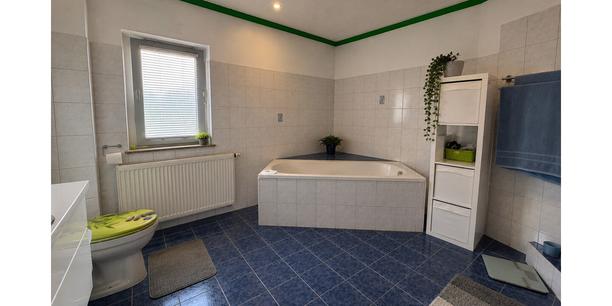 Großzügiges Zweifamilienhaus mit Einliegerwohnung und neuer Heizung - Zweifamilienhaus Hüllhorst | Angebot:27003359