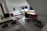 Möbliertes Dachgeschoss-Zimmer an ruhigen Mieterin zu vermieten