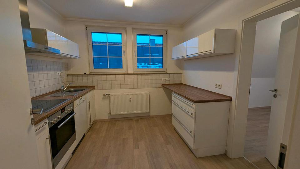 3-Zimmer-Wohnung - Balkon & Küche - Zweifamilienhaus 3 zimmer