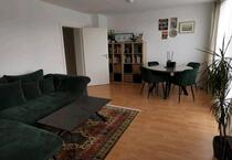 Schöne, helle 4 Zimmer Wohnung mit Balkon und Gäste - WC zimmer