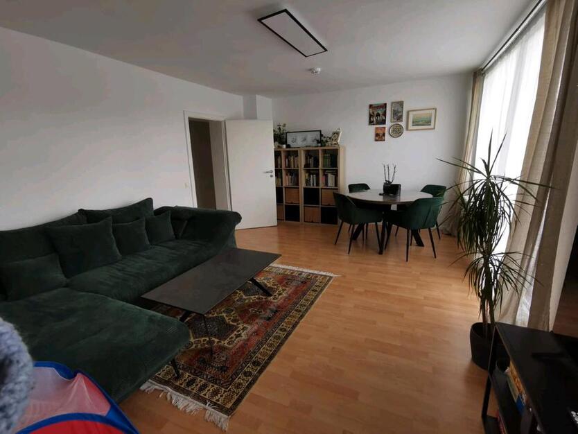 Schöne, helle 4 Zimmer Wohnung mit Balkon und Gäste - WC zimmer